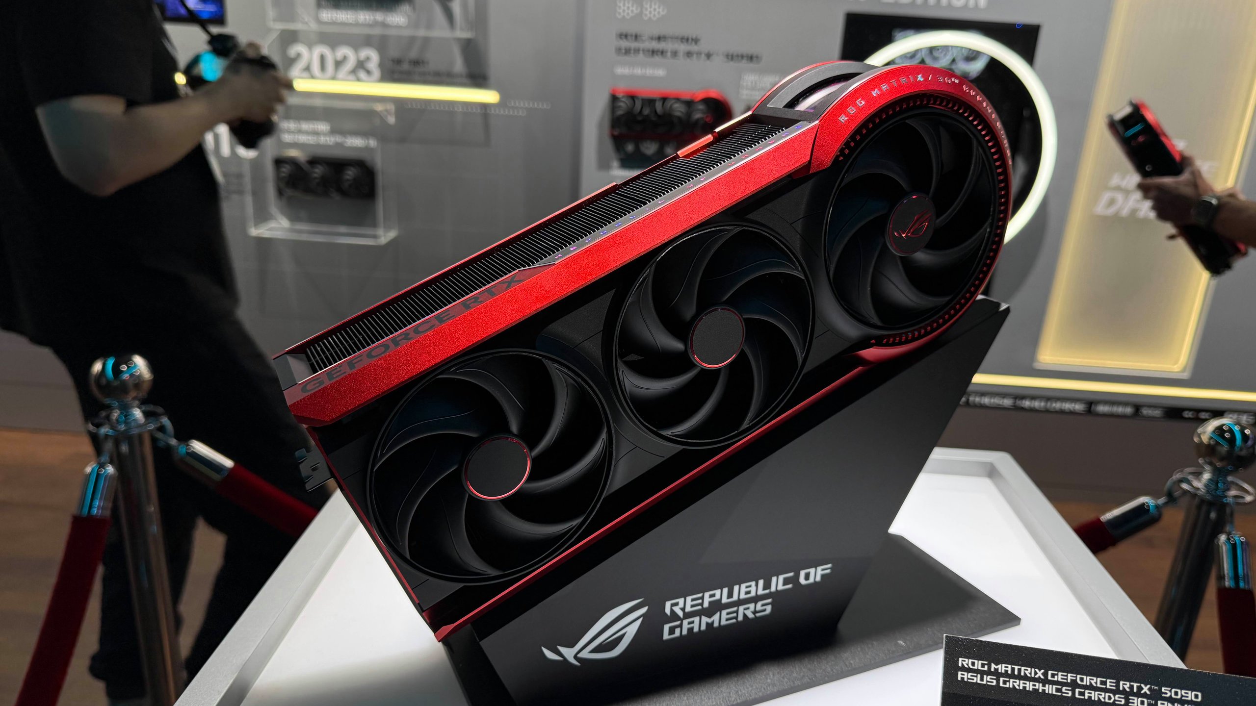 Quatre ventilateurs... le « petit » dernier est au dos, sur la backplate. ©Colin Golberg