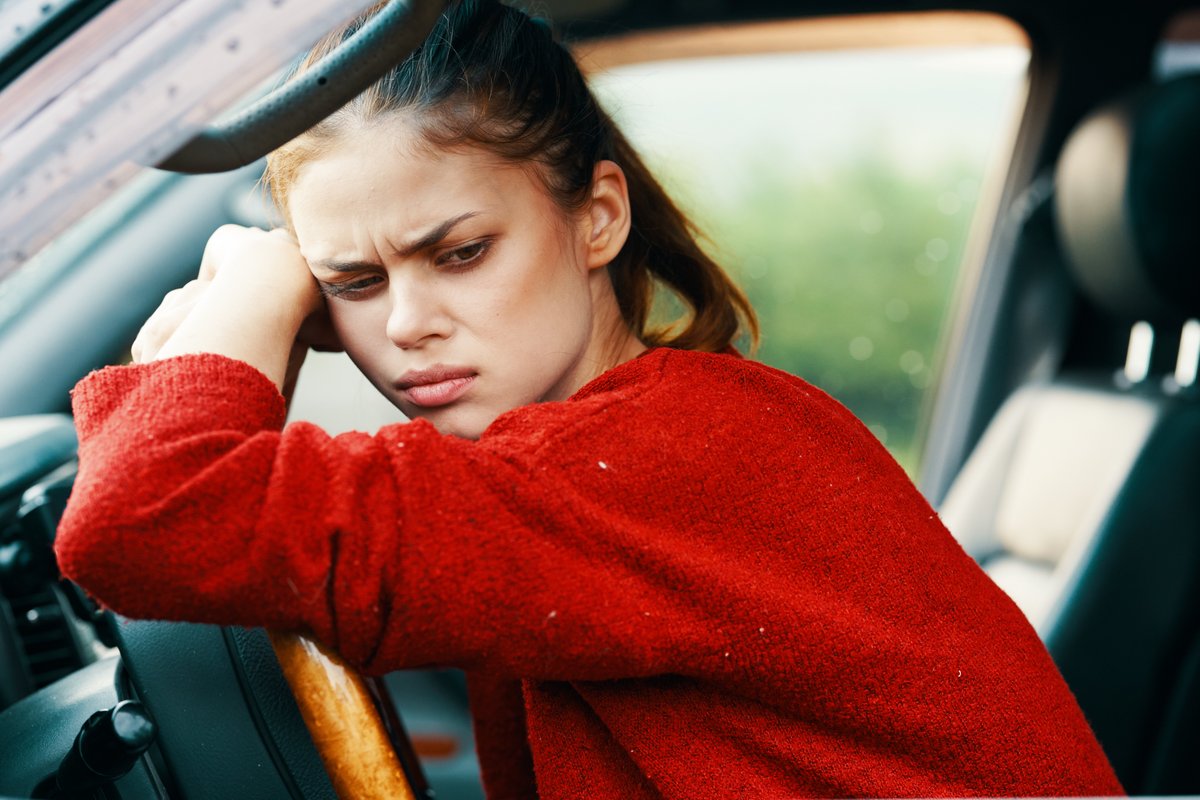 Le mal des transports est une sensation de malaise qui survient lorsqu'il y a une discordance entre ce que l'oreille interne (qui détecte le mouvement) et ce que les yeux perçoivent. © ShotPrime Studio / Shutterstock