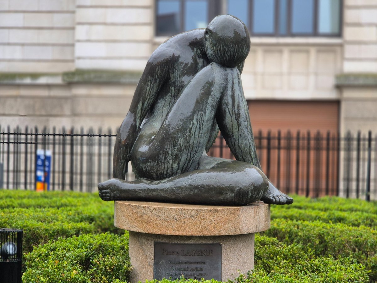 ... mais l'IA se fait parfois piéger sur des détails pourtant simples (grille à gauche de la statue)