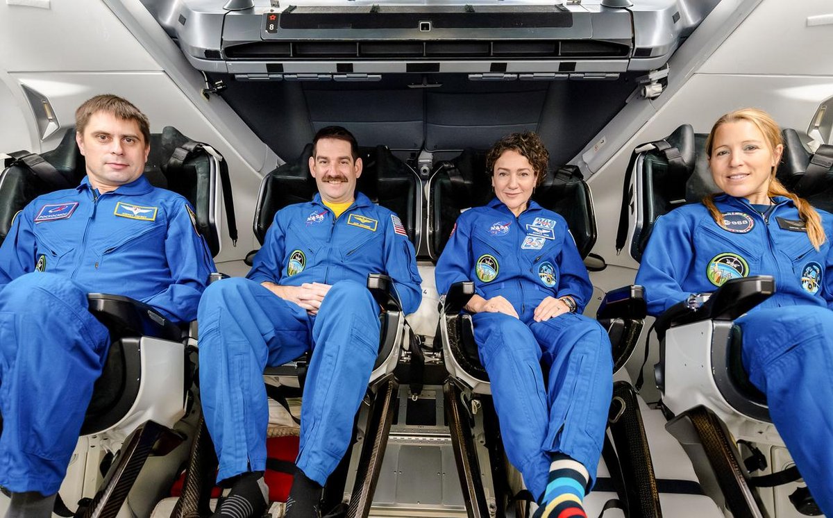Les quatre membres de la mission Crew-12 de la NASA et de SpaceX, à destination de la Station spatiale internationale, posent ensemble pour une photo de groupe à bord d'un vaisseau spatial Dragon de SpaceX, au siège de SpaceX à Hawthorne, en Californie. De gauche à droite : le cosmonaute de Roscosmos et spécialiste de mission Andrey Fedyaev, les astronautes de la NASA Jack Hathaway et Jessica Meir, respectivement pilote et commandante, et l'astronaute de l'ESA (Agence spatiale européenne) et spécialiste de mission Sophie Adenot - ©SpaceX