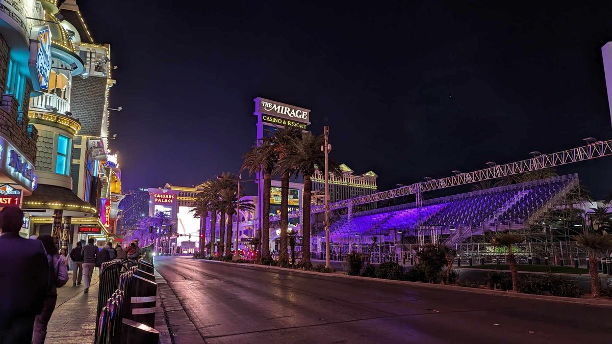 Plus de 10 jours après le Grand Prix de Las Vegas, certaines tribunes sont encore installées sur le célèbre Strip, l'artère majeure de la ville du Nevada © Alexandre Boero / Clubic