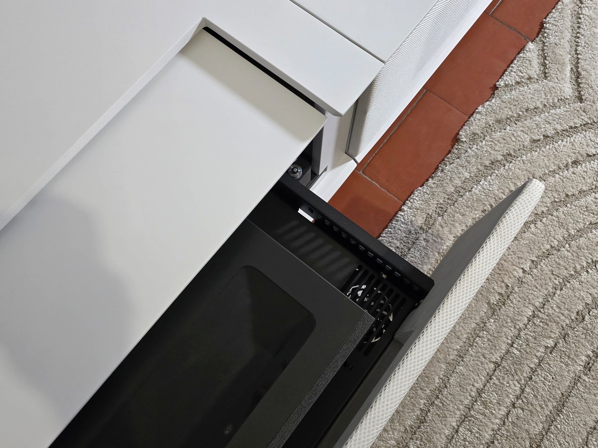 Le tiroir s'ouvre et se ferme, simplement en allumant et en éteignant le vidéoprojecteur. © Matthieu Legouge