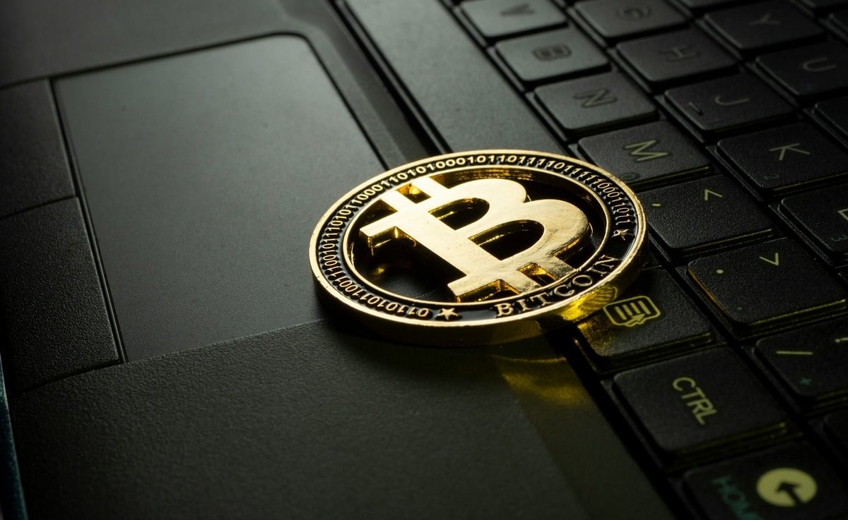 Une pièce estampillée Bitcoin posée sur un clavier © Jievani Weerasinghe - unsplash