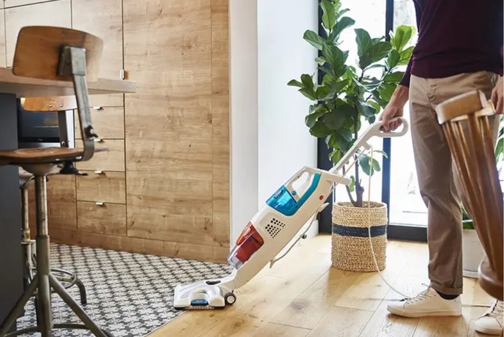 Avez-vous déjà vu un aspirateur-laveur capable de passer aussi bien sur tapis que sur les vitres ? Maintenant oui !© Rowenta