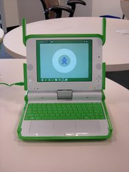 000000FA00402116-photo-olpc-portable-100-dollars-prototype-b1.jpg