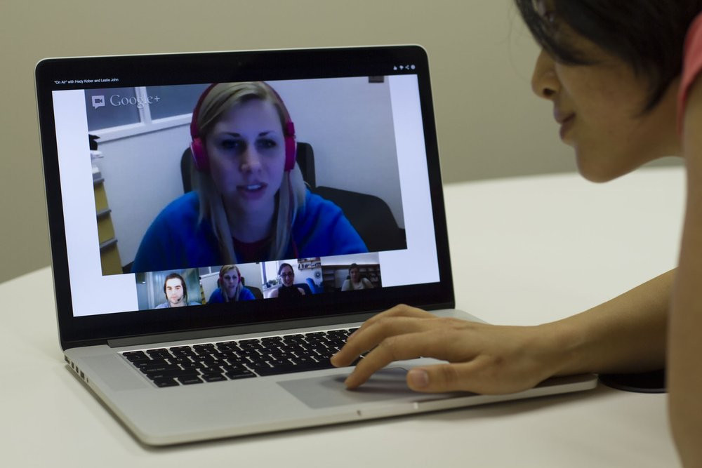 03E8000007980227-photo-coursera-google-hangout.jpg