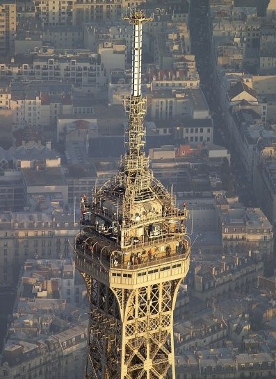 0258000005892488-photo-l-gende-emetteur-de-la-tour-eiffel-utilis-pour-l-info-trafic.jpg