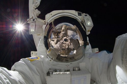01F4000007201542-photo-un-astronaute-se-prend-dans-l-espace.jpg