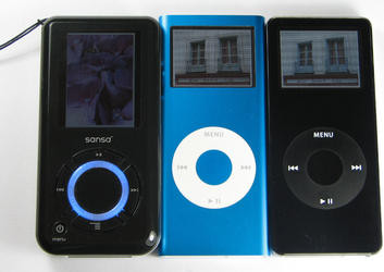 000000FA00382161-photo-ipod-nano-1g-ipod-nano-2g-et-sandisk-sansa.jpg