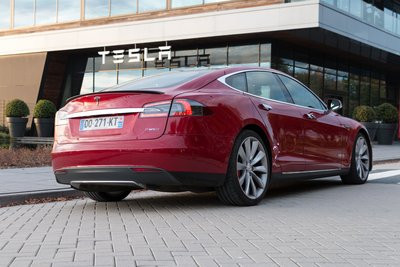 0190000008274110-photo-tesla-model-s-tilburg.jpg