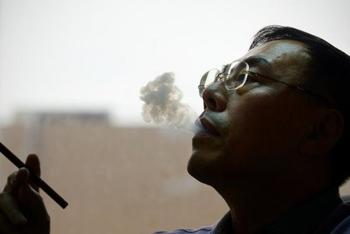 01F4000006678621-photo-l-inventeur-de-la-cigarette-lectronique-le-chinois-hon-lik-le-23-septembre-2013-dans-son-bureau-de-p-kin.jpg