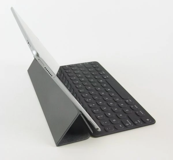 0258000008402490-photo-apple-ipad-pro-9-7-pouces-smartkeyboard-again.jpg