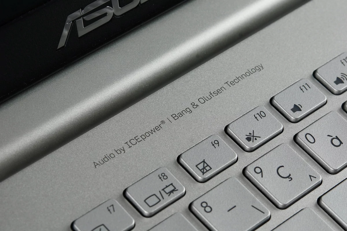 08126610-photo-asus-ux501.jpg