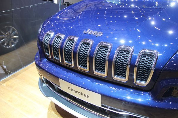 0258000007208406-photo-salon-gen-ve-2014-jeep-cherokee-live.jpg