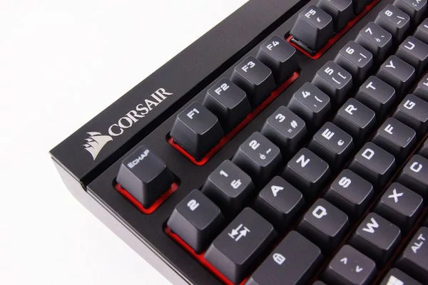 0258000008202352-photo-corsair-strafe.jpg