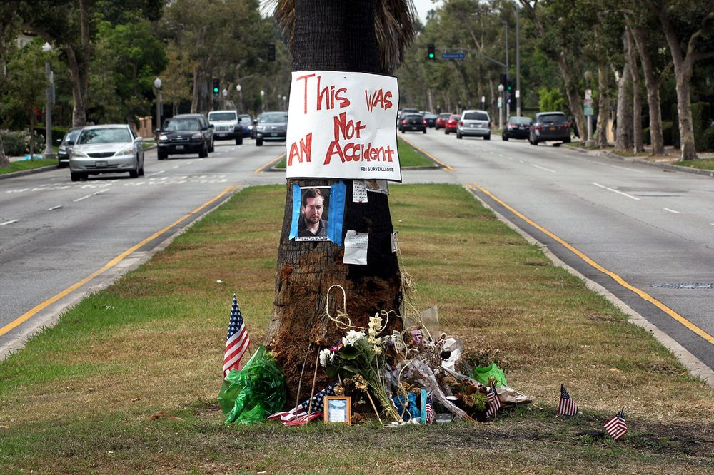 03E8000008121060-photo-tree-at-crash-site-of-journalist-michael-hastings-copyright-lord-jim.jpg