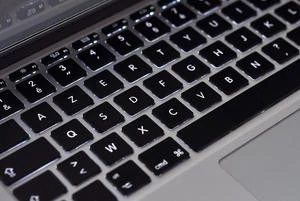 012C000004476180-photo-macbook-air-clavier-re-tro.jpg