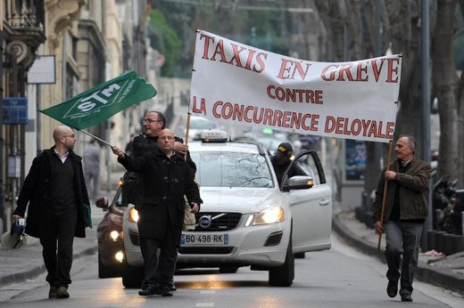 0208000007068199-photo-manifestation-de-taxis-marseille-le-13-janvier-2014-contre-la-concurrence-d-loyale-des-voitures-avec-chauffeurs.jpg