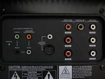 00D2000000090967-photo-creative-gigaworks-s750-le-panneau-de-connecteurs-du-caisson.jpg