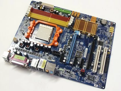 0000014000307027-photo-carte-m-re-nforce-5x-gigabyte-1.jpg