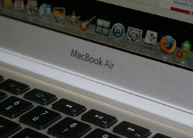 000000C800911724-photo-gros-plan-logo-macbook-air.jpg