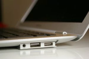 000000C800911710-photo-trappe-connectique-macbook-air.jpg