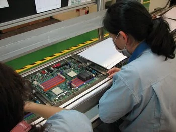 015E000000315470-photo-gigabyte-usine-ligne-dip.jpg