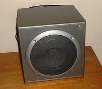 00D2000000057018-photo-logitech-z-680-le-caisson-de-basses-1.jpg