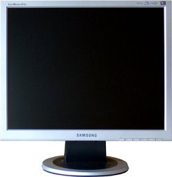 00FA000000261239-photo-comparo-lcd-19-samsung-syncmaster-913n-vues.jpg