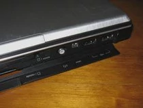 00D2000000113166-photo-asus-w1n17-rwt-les-connecteurs-sont-prot-g-s-par-un-grand-clapet.jpg