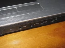 00D2000000113167-photo-asus-w1n17-rwt-les-prises-audio-sont-en-face-avant.jpg