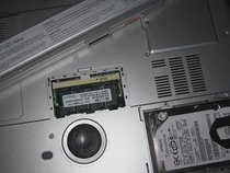 00D2000000113170-photo-asus-w1n17-rwt-un-seul-emplacement-m-moire-est-accessible.jpg