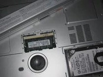 00D2000000113170-photo-asus-w1n17-rwt-un-seul-emplacement-m-moire-est-accessible.jpg