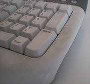 000000AA00580887-photo-nettoyage-pc-clavier-bords-sales.jpg