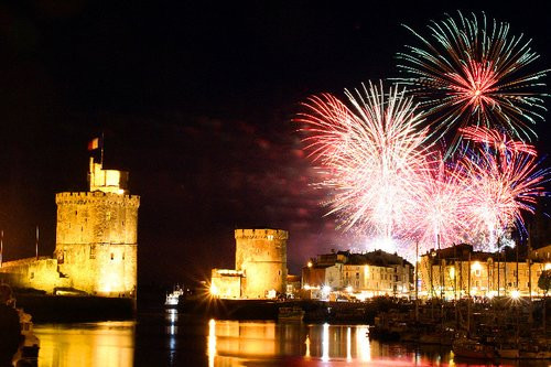 01F4000002305652-photo-fotolia-feu-d-artifice-pierre-yves-riou-fotolia-com.jpg