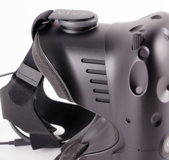 0226000008417042-photo-gros-plan-htc-vive.jpg