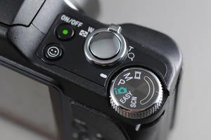 012C000002280200-photo-sony-cybershot-h20-commandes-sup-rieures.jpg