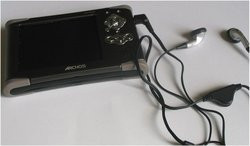 00FA000000097628-photo-archos-av400-et-casque.jpg