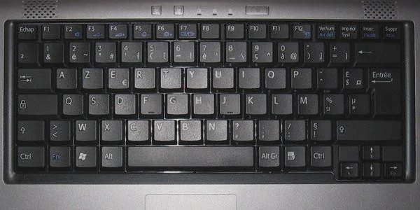 0258000000113152-photo-sony-s1hp-clavier.jpg