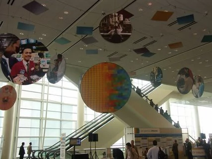 0000014000120845-photo-intel-idf-05-lobby.jpg