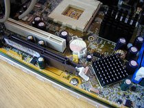 00D2000000059114-photo-shuttle-sn45g-le-clear-cmos-repart-derri-re-l-agp.jpg