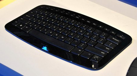 000000FA02716346-photo-clavier-microsoft-arc-keyboard.jpg