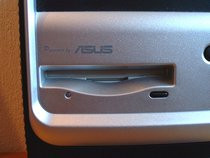 00D2000000056600-photo-asus-terminator-p4-533-le-cache-floppy-ne-peut-tre-enlev.jpg