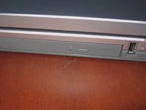 00D2000000113186-photo-toshiba-qosmio-e10-un-port-usb-pr-s-du-graveur.jpg