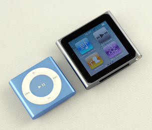 0000010403535164-photo-apple-ipod-2010-ipod-shuffle-side-by-side-ipod-nano.jpg
