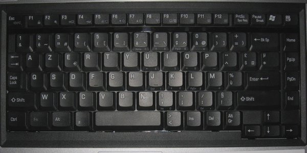 0258000000113183-photo-toshiba-qosmio-e10-clavier.jpg