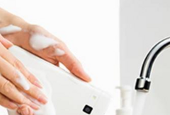 KDDI dévoile le premier smartphone entièrement lavable