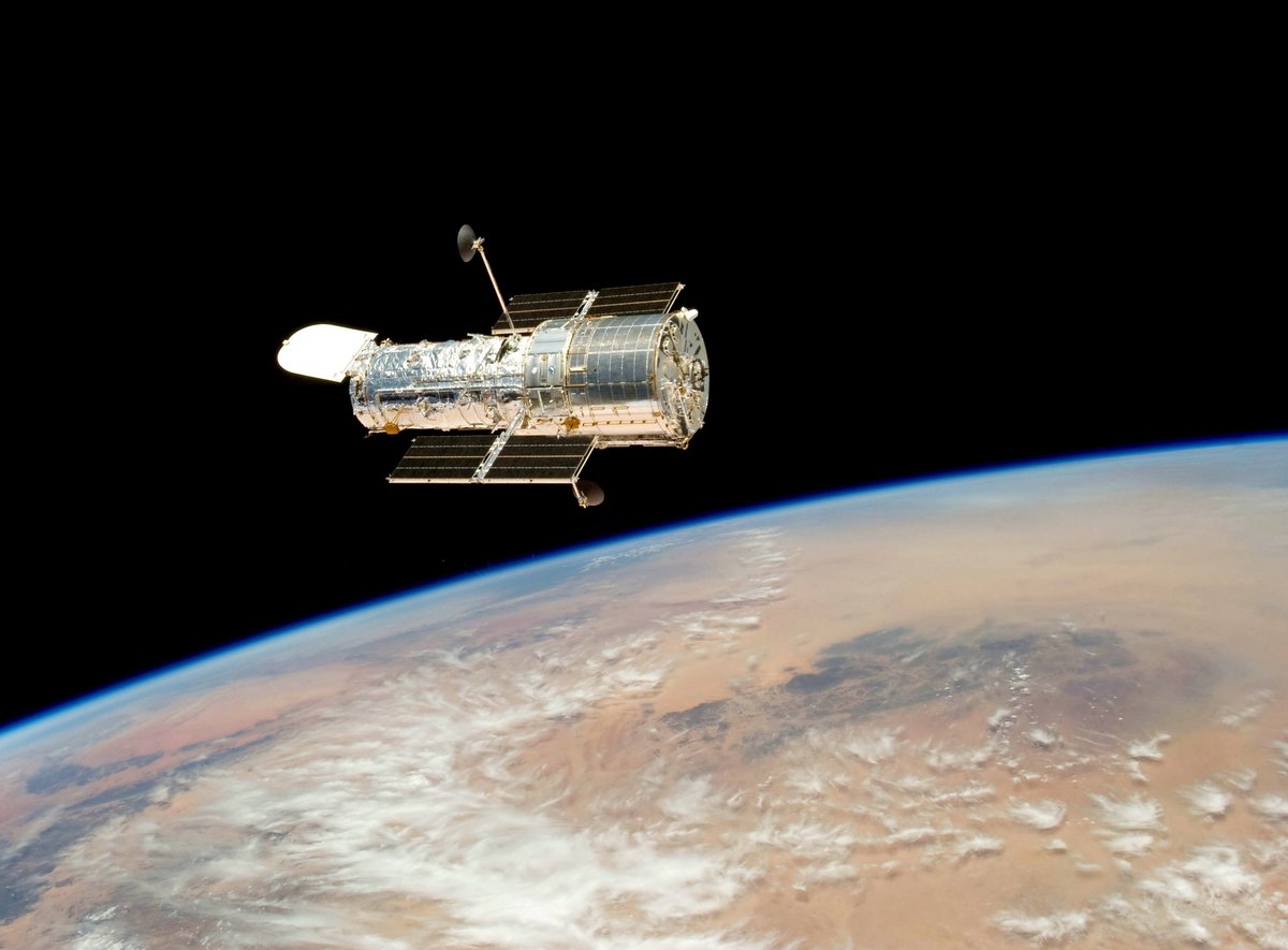 Le télescope Hubble vu depuis une navette en 2009. © NASA