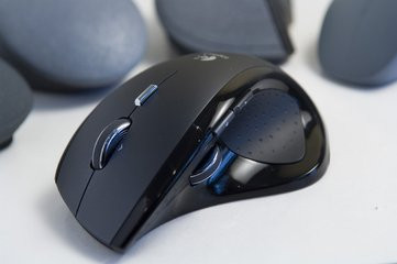 000000F000346070-photo-logitech-mx-revolution-visuel-2.jpg