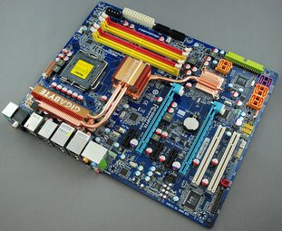 000000FF00586495-photo-intel-x38-gigabyte-ga-x38-dq6-7.jpg